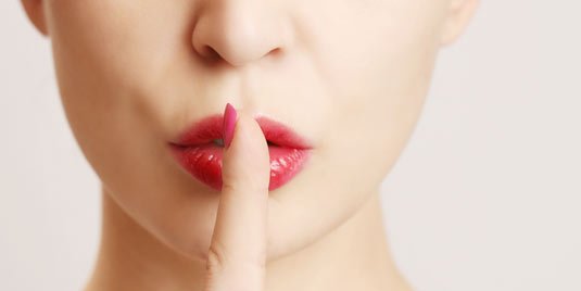 Donna che indica di fare silenzio - Tre sintomi del Disturbo Bipolare di cui nessuno vuole parlare